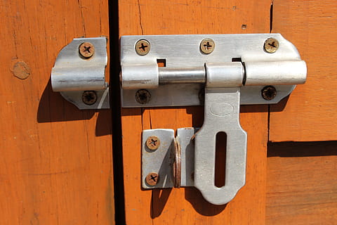 gri închidere ușă, închideți încuietoarea, blocare, zăvor, uşă, Securitate, protecţie, Siguranță, intimitate, deschis, acces, închis, sigur, privat, bolț, metal, oţel, Intrare, pază, salvgarda, proteja, profilaxie, descuia, șurubul de glisare, lemn - material, nici o persoana, a închide, zi, gaură cheii, model, mâner, în interior, cadru complet, lumina soarelui, argintiu colorat, 5K, CC0, domeniu public, fără drepturi de autor
