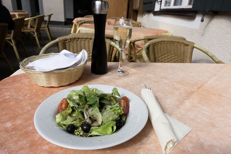 entrant, amanida, mixt, verd, tomàquets, olives, coberta, estovalles, restaurant, a la pàgina, menjar, deliciós, nutrició, amanida mixta, cuina, plat d'amanida, amanida d'aperitius, jardí, placa, aliments crus, enciam de fulla, enciam, granera de pa, Molinet de pebre, prosecco, menjar i beguda, taula, alimentació saludable, frescor, cistella, benestar, llest per menjar, vegetals, cap gent, seient, contenidor, natura morta, cadira, a l'interior, pa, vímet, ganivet, vidre, ganivet de taula, configuració, 5K