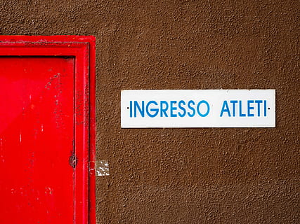 atletens indgang, indresso atleti skiltning, væg, Brun, struktur, skilt, dør, meddelelse, tekst, vestlige script, rød, tæt på, blå, ingen mennesker, dag, indgang, murbygningsfunktion, træ - materiale, arkitektur, papir, post, udendørs, brev, bygget struktur, besked, 5K, CC0, offentligt domæne, royaltyfrie