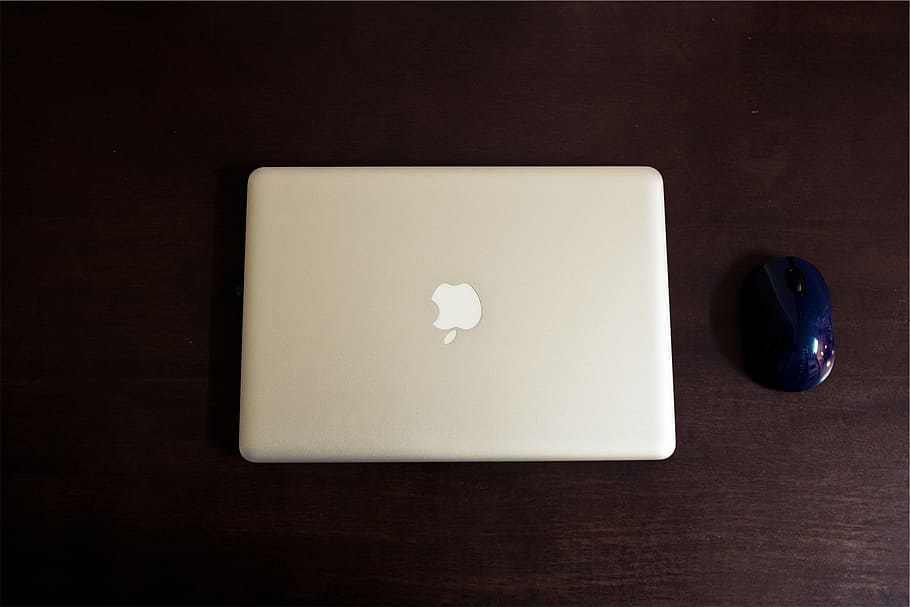 poma, portàtil, MacBook Pro, tecnologia, ordinador, ratolí, fusta, escriptori, oficina, a l'interior, tir de l'estudi, material de fusta, cap gent, directament a sobre, taula, primer pla, vista d’angle alt, joieria, Color blanc, còpia espai, collaret, senzillesa, sol objecte, fons de colors, fons negre, dos objectes, gra de fusta, luxe, 1080P