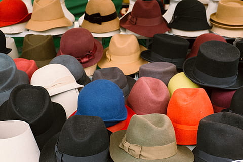 chapeaux à vendre, Chapeaux, à vendre, objets, chapeau, mode, Vêtements, couvre-chef, accessoire personnel, rouge, personne, multi couleur, journée, en plein air, grand groupe d'objets, nature morte, vente au détail, choix, variation, dans une rangée, à l'intérieur, plein cadre, abondance, arrière-plans, vue grand angle, collection, marché, arrangement, affaires, affichage de détail, vente, le consumérisme, 4K, CC0, domaine public, libre de droits