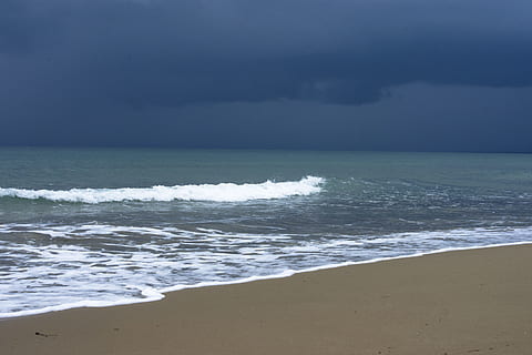 chmury, ciemny, burza, niebo, fala, plaża, Naprzód, ciemność, nastrój, ponury, morze, Natura, pogoda, cloudscape, atmosfera, krajobraz, plaża piaskowa, woda, wylądować, ruch, horyzont nad wodą, piękno natury, sport, surfing, chmura - niebo, horyzont, scenics - natura, sport wodny, piasek, spokój, na dworze, moc w naturze, 5K, CC0, domena publiczna, darmowe zdjęcia