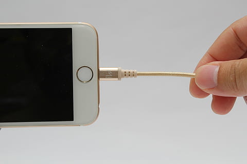 persona, detenzione, Marrone, cavo lampo, collegato, iphone oro 6, schermo spento, i phone, fulmine, Mela, ingresso, mano, mano umana, parte del corpo umano, tecnologia, girato in studio, persone, connessione, singolo oggetto, attrezzatura, comunicazione, in casa, avvicinamento, parte del corpo, computer, tecnologia wireless, copia spazio, cavo, rumore, dito, inserzione, materiale elettrico, 5K, CC0, dominio pubblico, privo di copyright