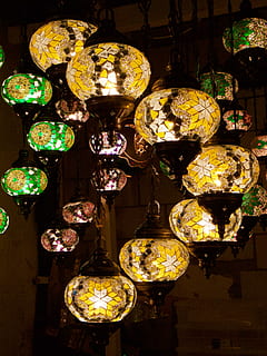 candeliere, lampade, luce, creativo, colore, orientale, lampada elettrica, decorazione, lanterna, culture, attrezzatura per l'illuminazione, ornato, illuminato, Istanbul, sospeso, in casa, nessuno, Inquadratura dal basso, elettricità, notte, lampadario, grande gruppo di oggetti, scelta, variazione, soffitto, ricchezza, avvicinamento, lusso, Al dettaglio, in vendita, raggiante, 4K, CC0, dominio pubblico, privo di copyright