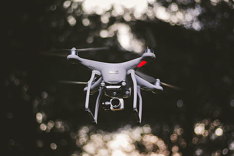 blanc, dji quadcopter, volant, selectiu, focalitzar la fotografia, quadcopter, inclinació, lent, fotografia, drone, vehicle aeri, helicòpter, transport, avió, hèlix, tecnologia, aire, mode de transport, velocitat, temes de fotografia, cap gent, càmera - equip fotogràfic, primer pla, dia, vigilància, a l'aire, futurista, centrar-se en primer pla, seguretat, equipament de suports, naturalesa, connexió, arbre, a l'aire lliure, modern, germà gran - concepte orwelliano, 5K, CC0, domini públic, lliure de regalies
