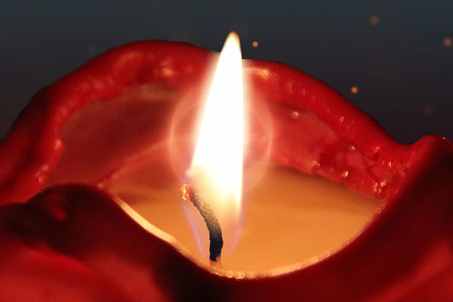 vela, espelmes, flama, llum, humor, romanç, foc - fenomen natural, cremant, celebració, espiritualitat, vermell, cera, religió, brillant, foc, calor - temperatura, primer pla, il·luminat, naturalesa, a l'interior, cap gent, equips d’il·luminació, fosc, festa tradicional, làmpada d'oli, tir de l'estudi, sol objecte, fons negre, fusió, llum elèctrica, 4K