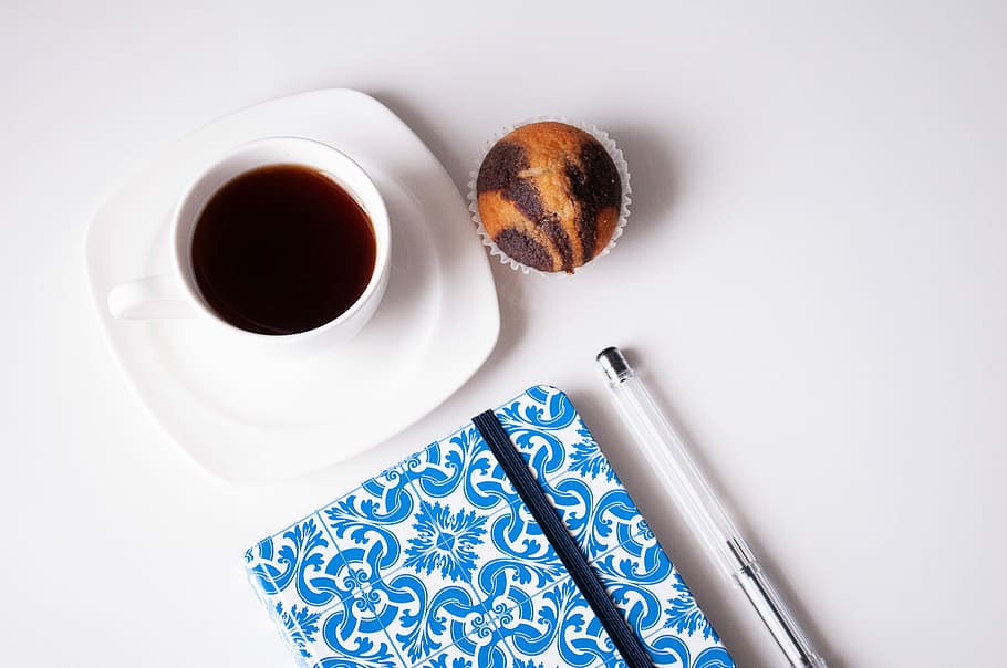 bílý, keramický, pohár, káva, Černá, pero, modrý, rezervovat, naplněné, šálek, denní program, vzor, Černá káva, muffin, tužka, jídlo a pití, káva - nápoj, džbánek, napít se, kávový šálek, uvnitř, občerstvení, stůl, jídlo, přímo nad, snídaně, nádobí, stálý život, studio shot, podšálek, nikdo, vysoký úhel pohledu, Svačina, 2K