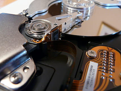 sabit disk, donanım, hard disk, sabit disk açık, kapat, bilgisayar, bilgisayar parçaları, pikap iğnesi, kafaları oku, servis tabağı, hdd, pc, müzik, müzik aleti, insansız, kapatmak, teknoloji, içeriye, sanat kültürü ve eğlence, müzikal ekipman, telli çalgı, natürmort, yüksek açılı görünüş, retro tarz, tek nesne, gitar, stüdyo çekimi, fotoğrafçılık temaları, seçici odak, ekipman, kamera - fotoğrafik donanımlar, elektro gitar, siyah arka plan, 2K, CC0, kamu malı, telif ücretsiz