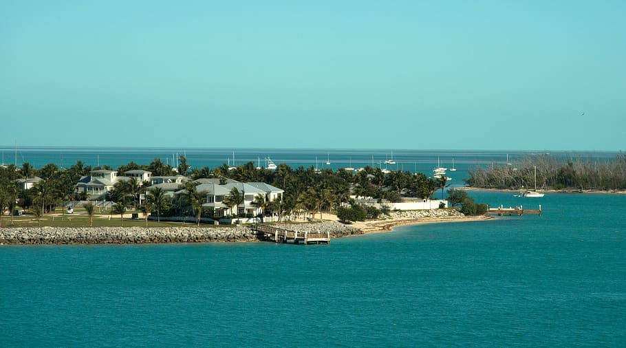 edificis, cos, aigua, florida, Costa, platja, key west, naturalesa, oceà, paisatge, arbre, mar, palmeres, palmell, calma, tròpics, tranquil·litat, cel, illes, escenics - natura, blau, davant del mar, bellesa a la natura, arquitectura, terra, dia, estructura construïda, cap gent, escena tranquil·la, exterior de l'edifici, cel clar, còpia espai, a l'aire lliure, horitzó sobre l’aigua, color turquesa, 4K