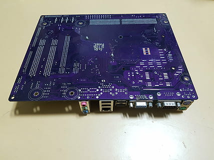PC, ordinador, pissarra, a l'interior, primer pla, natura morta, cap gent, vista d’angle alt, tecnologia, tir de l'estudi, manera de transport, sol objecte, comunicació, targeta de circuits, taula, cotxe, blau, automòbil, transport, finestra, xip d’ordinador, petit, indústria, economia, 4K, CC0, domini públic, lliure de regalies