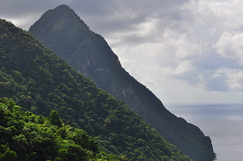 aereo, fotografia, montagne, vista, montagna, fotografia di paesaggio, montagne verdi, mare, nube, pendio, pendenza, natura, Paesaggi, paesaggio, all'aperto, nuvola - cielo, cielo, estate, collina, foresta, giorno, bellezza nella natura, scenics - natura, albero, pianta, scena tranquilla, la tranquillità, terra, scena non urbana, idilliaco, roccia, nessuno, ambiente, catena montuosa, picco di montagna, 4K, CC0, dominio pubblico, privo di copyright