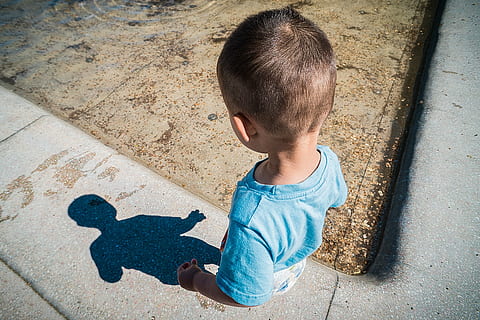 Garoto, olhando, sombra, calçada, criança, jovem, pequeno, verão, silhueta, infância, ao ar livre, garotinho, silhueta de pessoas, agua, piscina, a, pose, ensolarado, dia, brilhante, luz solar, brilho do sol, leve, explorando, cabelo, de volta, Rapazes, uma pessoa, pessoas, fofa, Diversão, homens, machos, descendência, visão de alto ângulo, pessoas reais, roupa casual, sentado, estilos de vida, cidade, emoção, rua, inocência, 4K, CC0, domínio público, royalty free