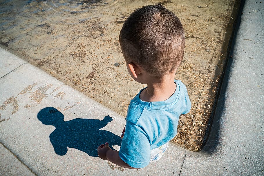 noi, mirant, ombra, vorera, nen, jove, poc, estiu, silueta, infància, a l'aire lliure, nen petit, silueta de persones, petit, aigua, piscina, a, pose, assolellat, dia, brillant, llum solar, sol, llum, explorant, cabell, esquena, nois, una persona, gent, bonic, diversió, homes, mascles, descendència, vista d’angle alt, persones reals, roba casual, assegut, estils de vida, ciutat, emoció, carrer, innocència, 4K