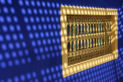 finestra di metallo color oro, finestra, marocchino, Marrakech, blu, design, parete, nessuno, tecnologia, avvicinamento, in casa, chip del computer, modello, industria elettronica, messa a fuoco selettiva, attrezzatura, scheda di circuito, color oro, attrezzatura informatica, industria, metallo, connessione, sfondi, natura morta, fotogramma intero, componente elettrico, materiale elettrico, processore, viola, 4K, CC0, dominio pubblico, privo di copyright