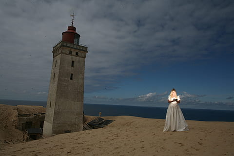 Meer, Dämmerung, Natur, Himmel, Braut, Kapelle, Wolken, Kleid, Insel, Dame, Ozean, Person, Sand, seelandschaft, Strand, Wasser, Frau, gebaute Struktur, Turm, Land, Gebäudehülle, die Architektur, wolke - himmel, Leuchtturm, Gebäude, Beratung, echte Menschen, Richtung, Erwachsene, Menschen, Horizont über Wasser, draußen, 4K, CC0, gemeinfrei, lizenzfrei