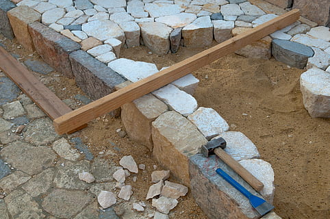 Calade, pierre, caminho, tamanho de pedra, seixos, martelo, trabalhos manuais, trabalhos, artístico, sólido, visão de alto ângulo, pedra - objeto, Rocha, rock - objeto, ferramenta de mão, ninguém, indústria de construção, pedra, madeira - material, dia, ferramenta, ferramenta de trabalho, ao ar livre, material de pedra, arquitetura, natureza, indústria, estrutura construída, seixo, 4K, CC0, domínio público, royalty free
