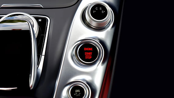 Nahansicht, Foto, Fahrzeug, automatisch, Zündung, Start, Taste, Auto, Start Knopf, Knopf, Knopf, Automobil, Technologie, Transport, Instrumententafel, Innere, modern, Schalter, Luxus, Leistung, drücken, Drücken Sie, Fahrt, Anlasser, Steuerung, beginnend, Mercedes, Mercedes Benz, amg gt, Geschwindigkeit, rot, keine Leute, drinnen, Tag, Kraftfahrzeug, Transportmittel, Landfahrzeug, Fahrzeuginnenraum, Metall, Autoinnenraum, silberfarben, Tachometer, ausgeschnitten, Scheinwerfer, Schalttafel, Studioaufnahme, schwarzer Hintergrund, Chrom, 4K, CC0, gemeinfrei, lizenzfrei