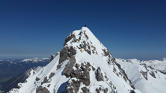 person, stående, bjergtop, bjergtopmøde, topmøde, bjerg, vinter, bjergbestiger, stor vildt, Allgäu, sne, oytal, allgäu alper, alpine, kold temperatur, scenics - natur, himmel, skønhed i naturen, snedækket bjerg, solrig, skyfri himmel, bjergkæde, vintersport, sport, natur, miljø, dag, eventyr, rejsemål, udendørs, 4K, CC0, offentligt domæne, royaltyfrie