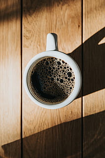 hvit, keramisk, krus, brun, tre, flate, kaffekopp, fylt, kaffe, kaffe kopp, flatlay, hard skygge, filterkaffe, filter, drypp kaffe, skygge, tre bord, linjer, bobler, kaffebobler, dryppe, koffein kaffe, Kaffebutikk, kaffe fiend, kaffe fyr, Kaffeavhengige, kaffe elsker, mat og Drikke, kopp, kaffe - drikke, tre - materiale, forfriskning, drikke, rett over, bord, stilleben, innendørs, friskhet, nærbilde, varm drikke, ingen folk, te, høy vinkel visning, mat, alkoholfri drikkevare, tekopp, trekorn, svart te, 5K, CC0, offentlig domene, opphavsrett gratis