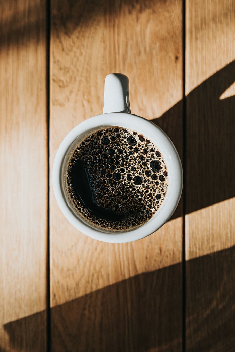 blanc, ceràmica, tassa, marró, fusta, superfície, tassa de cafè, ple, cafè, flatlay, ombra dura, filtre de cafè, filtrar, degoteig de cafè, ombra, taula de fusta, línies, bombolles, bombolles de cafè, degoteig, cafè cog, cafeteria, cafè dimoni, addicte al cafè, amant del cafè, menjar i beguda, cafè - beguda, material de fusta, refresc, beure, directament a sobre, taula, natura morta, a l'interior, frescor, primer pla, beguda calenta, cap gent, te, vista d’angle alt, menjar, begudes sense alcohol, tassa de te, gra de fusta, té negre, 5K