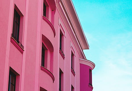 edificio in cemento rosa, rosa, calcestruzzo, costruzione, finestra, chiuso, blu, cielo, Casa, facciata, Linee, architettura, azzurro, vecchio, bellissimo, tyler hendy, cielo blu, romanium, colore, esterno dell'edificio, struttura costruita, colore rosa, Inquadratura dal basso, città, nessuno, rosso, giorno, natura, quartiere residenziale, all'aperto, modello, luce del sole, vita di città, appartamento, casa a schiera, 4K, CC0, dominio pubblico, privo di copyright