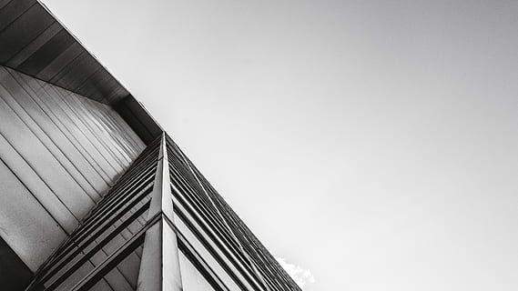 fotografia in scala di grigi ad angolo basso, costruzione, nuvoloso, cielo, verme, foto dell'occhio, struttura, architettura, nube, Canada, Ontario, strada, città, Ottawa, finestra, largo, su, minimalismo, minimo, struttura costruita, esterno dell'edificio, Inquadratura dal basso, copia spazio, giorno, nessuno, natura, edificio per uffici esterno, ufficio, moderno, cielo sereno, all'aperto, grattacielo, vetro - materiale, alto - alto, direttamente sotto, 4K, CC0, dominio pubblico, privo di copyright
