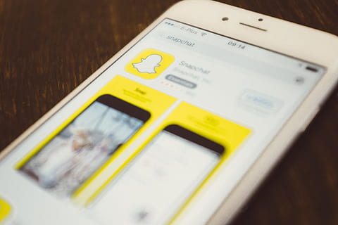 iphone ar cenu, iphone, PVN, objektiem, tehnoloģijas, viedtālrunis, Mobilais telefons, tālruni, redakcionāla, ābolu datori, skārienekrāns, internetā, lietojumprogrammatūru, bezvadu tehnoloģija, aprīkojumu, nav cilvēku, dzeltens, telpās, tuvplāns, komunikāciju, studija, augsts leņķa skats, selektīvu fokusu, portatīvo informācijas ierīci, tabula, Klusā daba, rietumu skripts, koksne, tekstu, digitālā tablete, Bizness, koksnes graudi, 4K, CC0, publiskais domēns, bez atlīdzības
