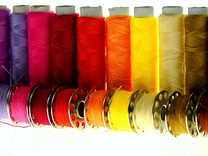 fili di colori assortiti, bobine, filato, filo, cucire, rocchetto di filo, colorato, filo per cucire, merceria, moda, design, bobina, ruolo, Handarbeit, schneider, mestiere, nähutensilien, accessori per il cucito, kit da cucito, fadenrollen, sartoria, creativo, tessile, ricamo, cotone, lana, sarto, oggetto da cucire, industria tessile, avvicinamento, multicolore, di fila, nessuno, scelta, variazione, fianco a fianco, in casa, arrotolato, sfondi, ordine, rosso, industria, fotogramma intero, collezione, grande gruppo di oggetti, preparativi, 4K