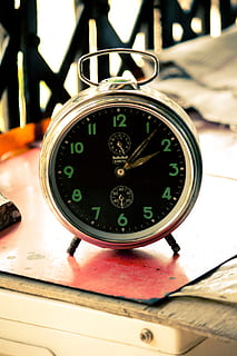 despertador, hora, cuenta regresiva, programar, reloj, alarma, minuto, vendimia, retro, número, de cerca, centrarse en primer plano, nadie, adentro, exactitud, mesa, instrumento de medida, naturaleza muerta, día, modo de transporte, material de vidrio, deporte, transporte, estilo retro, circulo, interior del vehículo, antiguo, medidor - instrumento de medida, 1080P, CC0, dominio público, libre de derechos