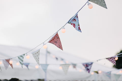 banting de colors assortits, selectiu, focalitzar la fotografia, fotografia, color assortit, flaglets, banderes, bunting, llum, decoració, celebració, feliç, resum, a l'aire lliure, penjant, bandera, dia, cel, cap gent, vista d’angle baix, centrar-se en primer pla, esdeveniment, religió, naturalesa, creença, cadena, arquitectura, exterior de l'edifici, streamer, 5K, CC0, domini públic, lliure de regalies