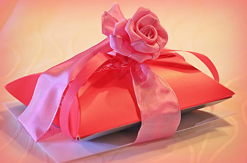 rote Geschenkbox, Geschenk, Geschenkverpackung, Schleife, Rose, Verpackung, geben, verpackt, Geburtstag, Überraschung, gemacht, Freude, Muttertag, Box, Paketschleife, Dekoration, Geschenkbox, Geschenkband, Geschenkpapier, Rosa, Band, Feier, Band - Nähartikel, Bogen, gebundener Bogen, Kasten - Behälter, Papier-, eingewickelt, Veranstaltung, Weihnachtsgeschenk, Studioaufnahme, rot, Urlaub, Geburtstagsgeschenk, Emotion, keine Leute, Blume, 4K, CC0, gemeinfrei, lizenzfrei