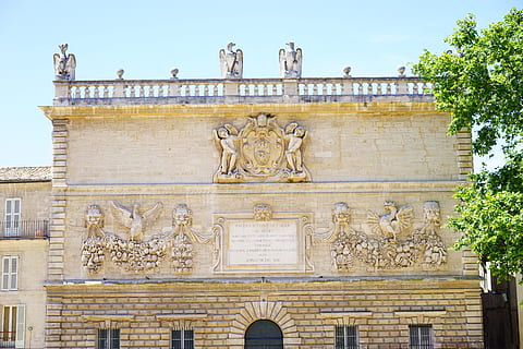 menta, Avignone, costruzione, vecchio, Francia, Luoghi di interesse, architettura, storia, esterno dell'edificio, struttura costruita, destinazioni di viaggio, all'aperto, rappresentazione, arte e artigianato, scultura, rappresentazione umana, mestiere, creatività, il passato, Inquadratura dal basso, statua, giorno, nessuno, cielo, intaglio - prodotto artigianale, viaggio, ornato, bassorilievo, intaglio, 5K, CC0, dominio pubblico, privo di copyright