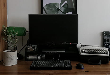 scrivania, desktop del computer, impostato, del desktop, macchina da scrivere, personal computer, pianta, legna, lampada, tastiera, topo, tenere sotto controllo, schermo, pc, computer, tecnologia, attrezzatura informatica, tavolo, schermo del computer, in casa, mobilia, tastiera del computer, computer fisso, nessuno, mouse del computer, comunicazione, ufficio, connessione, attività commerciale, Business aziendale, pianta in vaso, pianta della casa, 5K, CC0, dominio pubblico, privo di copyright