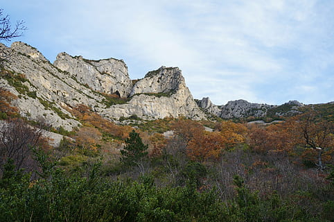 kritums, saou, mežs, ieži, koksne, pārgājieni, raksturs, debesis, augu, akmens, skaistums dabā, rock - objekts, kalns, skatuves - daba, nav cilvēku, vidi, iežu veidošanās, ciets, ainavu, ārpus pilsētas, mākonis - debesis, dienā, miers, koks, mierīga aina, zeme, ārā, veidošanās, erodēts, 4K, CC0, publiskais domēns, bez atlīdzības