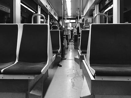leipzig, LVB, sporvogn, sæde, bilsæde, offentlig transport, transportform, køretøj interiør, transportmidler, jernbanetransport, tog, i en række, rejse, fravær, tom, tog - køretøj, indendørs, passagertog, bus, belyst, midtergang, ingen mennesker, metrostationen, 2K, CC0, offentligt domæne, royaltyfrie