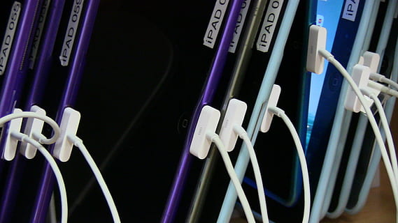 ipad viel, ipad, Tablets, Ladegerät, Technologie, Digital, Internet, Medien, Computer, pc, Kommunikation, Nahansicht, drinnen, keine Leute, Wahl, Kabel, Verbindung, mehrfarbig, Variation, Stillleben, lila, große gruppe von gegenständen, Netzteil, Netzwerkanschlussstecker, Computernetzwerk, Musik-, Elektrizität, Computerkabel, 1080P, CC0, gemeinfrei, lizenzfrei