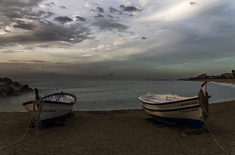 marina, mørk, strand, vand, himmel, sky - himmel, nautiske fartøj, jord, hav, fortøjet, skønhed i naturen, scenics - natur, sand, transportform, transportmidler, ro, rolig scene, natur, horisont, horisont over vand, ingen mennesker, udendørs, robåd, 4K, CC0, offentligt domæne, royaltyfrie
