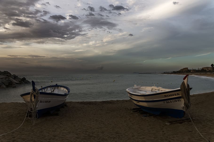 marina, mørk, strand, vand, himmel, sky - himmel, nautiske fartøj, jord, hav, fortøjet, skønhed i naturen, scenics - natur, sand, transportform, transportmidler, ro, rolig scene, natur, horisont, horisont over vand, ingen mennesker, udendørs, robåd, 4K