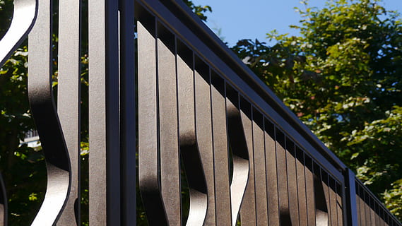 gitter, hegn, lys, arkitektur, bygget struktur, ingen mennesker, dag, sollys, natur, plante, træ, bygning udvendig, lav vinkel visning, udendørs, fokus på forgrunden, himmel, træ - materiale, tæt på, bygning, rækværk, metal, sikkerhed, 4K, CC0, offentligt domæne, royaltyfrie