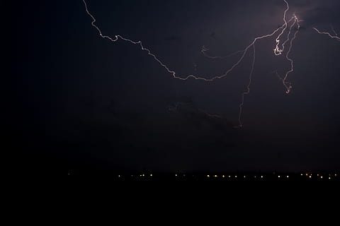 lyn, torden, nat, tordenvejr, himmel, lang eksponering, sort, magt i naturen, storm, strøm, sky - himmel, skønhed i naturen, forked lightning, mørk, belyst, ingen mennesker, arkitektur, natur, kopiere plads, bygning udvendig, by, miljø, elektricitet, udendørs, blitz, Strømforsyning, 5K, CC0, offentligt domæne, royaltyfrie