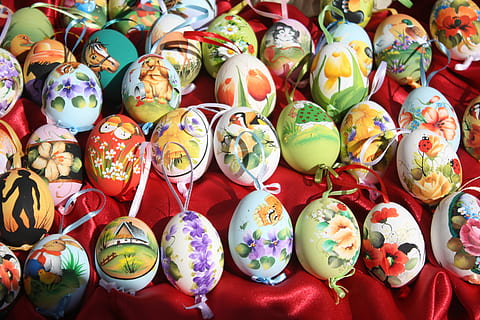 Wielkanoc, pisanki, pisanki, Wielkanoc, ręcznie malowane pisanki, duża grupa obiektów, kultury, wielobarwne, żadnych ludzi, obfitość, zmiana, wybór, pełna ramka, sztuki i rzemiosła, tła, martwa natura, sprzedaż, rynek, na sprzedaż, kreatywność, wzór, Stragan, zbliżenie, kolekcja, rzemiosło, kwiatowy wzór, zamówienie, wyświetlacz detaliczny, antyczny, 4K, CC0, domena publiczna, darmowe zdjęcia