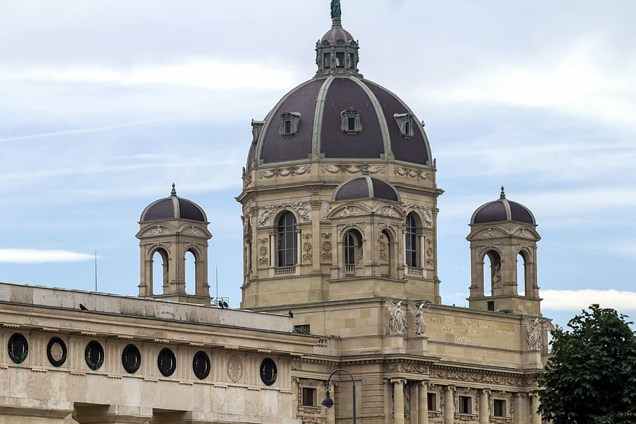 viena, arquitectura, façana, edifici, cúpula, museumsquartier, exterior de l'edifici, cap gent, cel, estructura construïda, religió, lloc de culte, creença, destinacions de viatge, naturalesa, espiritualitat, dia, arc, núvol - cel, torre, a l'aire lliure, columna arquitectònica, fletxa, 5K