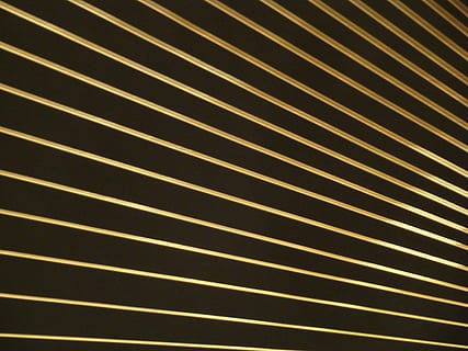 luce, colore, luminosa, creativo, energia, illuminazione, brillante, fascio, modello, struttura, raggiante, sfondi, fotogramma intero, nessuno, avvicinamento, di fila, ripetizione, a strisce, in casa, stringa, strumento a corda, metallo, vista dall'alto, legno - materiale, strumento musicale, strutturato, stringa di strumenti musicali, attrezzatura musicale, musica, giorno, color argento, parallelo, 2K, CC0, dominio pubblico, privo di copyright