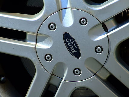 Ford, Platte, runden, Auto, Landfahrzeug, Rad, Chrom, Metall, Transport, glänzend, Nahansicht, Vollbild, keine Leute, Transportmittel, Nummer, Hintergründe, Kraftfahrzeug, gestalten, Technologie, Maschinen, drinnen, High Angle View, Design, Geometrische Figur, Kommunikation, silberfarben, 2K, CC0, gemeinfrei, lizenzfrei