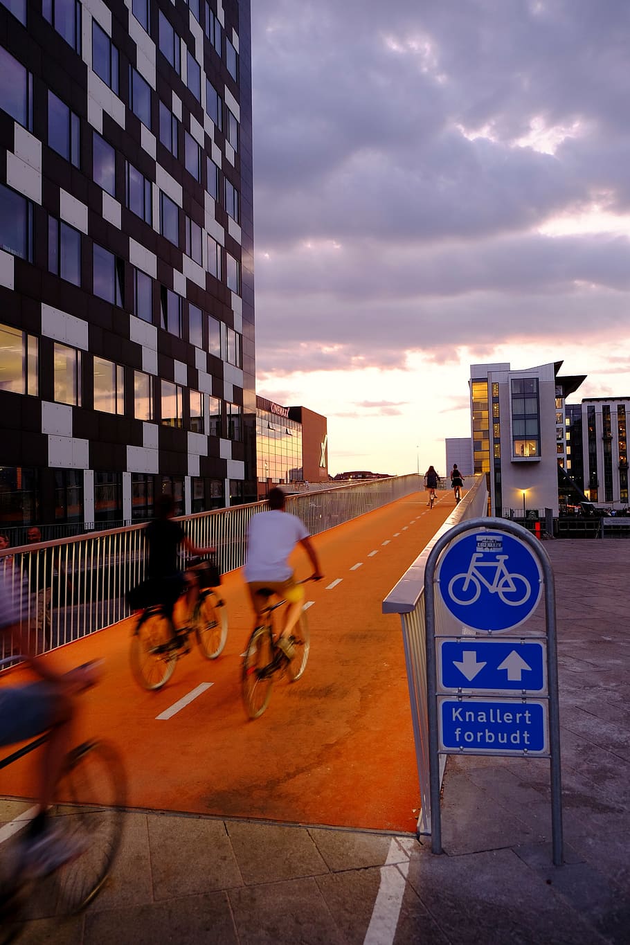 rower, ustanowienie, Struktura, sport, infrastruktura, okna, budynek, most, architektura, na zewnątrz budynku, zbudowana struktura, znak, Miasto, niebo, transport, porozumiewanie się, chmura - niebo, prawdziwi ludzie, Natura, tekst, pojazd lądowy, styl życia, środek transportu, znak drogowy, Informacja, pismo zachodnie, na dworze, jazda konna, budynek biurowy na zewnątrz, 4K