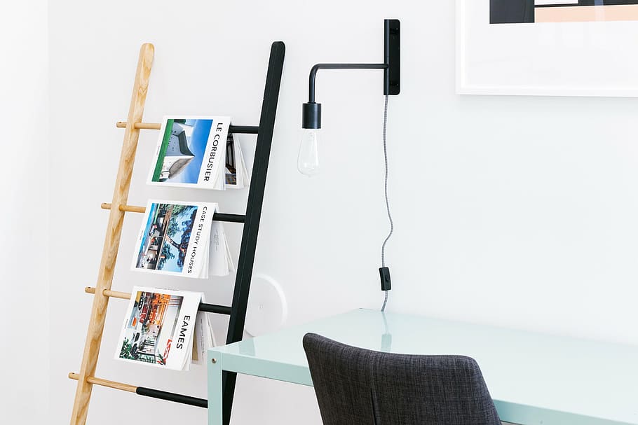 revistes, prestatge, al costat, paret, periòdic, interior, negocis, oficina, blanc, taula, cadira, llum, bombeta, mobles, a l'interior, cap gent, dia, primer pla, pinzell, raspall, creativitat, art i artesania, la vida domèstica, marc, natura morta, habitació domèstica, interior de casa, equipament, pintura, cavallet, absència, estils de vida, sala d'estar, 2K
