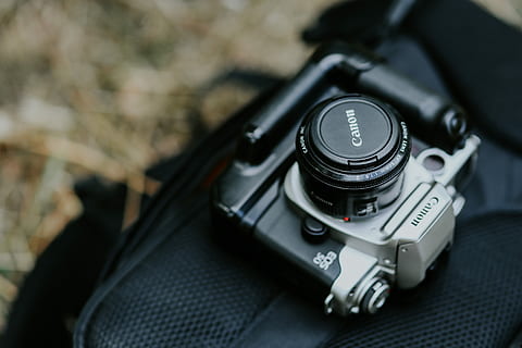 pengambilan, foto, indah, muda, wanita, juru potret, kerja, kamera, model, fotografi, kamera - peralatan fotografi, peralatan, teknologi, lensa - alat optik, merapatkan, tidak ada orang, tema fotografi, hari, di luar rumah, peralatan fotografi, fokus pada latar depan, fokus selektif, warna hitam, objek tunggal, kamera digital, lensa - mata, dalam ruangan, alam, 5K, CC0, domain publik, bebas royalti