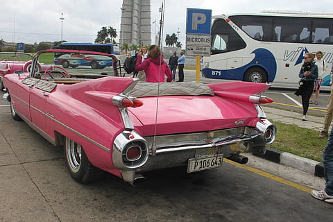 Cadillac, automàtic, cuba, oldtimer, clàssic, cotxes, vintage, mantingut, vehicle, manera de transport, vehicle terrestre, cotxe, transport, automòbil, ciutat, persones reals, carrer, homes, persones incidentals, dia, arquitectura, carretera, estructura construïda, estils de vida, dones, gent, grup de persones, exterior de l'edifici, vista del darrere, a l'aire lliure, 4K, CC0, domini públic, lliure de regalies