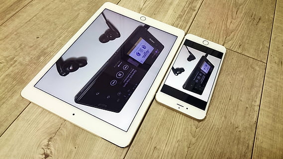 poma, dispositiu, electrònica, ipad, iphone6, taula, taula de fusta, tecnologia, equipament, comunicació, vista d’angle alt, dispositiu d’informació portàtil, tecnologia sense fils, material de fusta, telèfon intel·ligent, a l'interior, connexió, cap gent, pantalla, fusta, telèfon mòbil, pantalla del dispositiu, sòls, tauleta digital, primer pla, natura morta, terres de fusta dura, 4K, CC0, domini públic, lliure de regalies