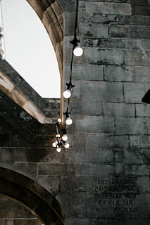 string lampu, lampu senar, berbalik, bangunan, Arsitektur, lampu, string light, bohlam, peralatan penerangan, tampilan sudut rendah, struktur yang dibangun, tidak ada orang, gantung, dalam ruangan, diterangi, fitur dinding - bangunan, lampu listrik, liontin cahaya, plafon, dinding, bolam, cahaya, hari, teknologi, kolom arsitektur, 4K, CC0, domain publik, bebas royalti
